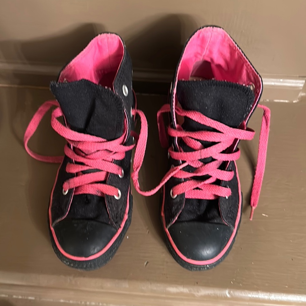 Chuck Taylor girls black and pink Converse size 12. Needs new shoe strings.